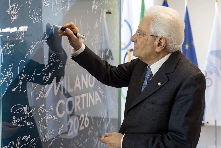 Mattarella visita azzurri al villaggio olimpico “Esserci già un successo”