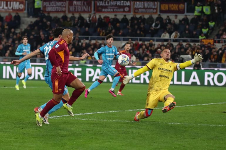 La Roma piega il Cagliari: doppietta di Malen e Juve agganciata