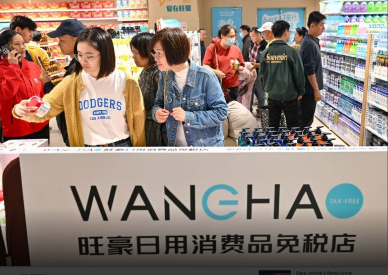Cina, nell’isola di Hainan boom di acquisti nei nuovi negozi duty free