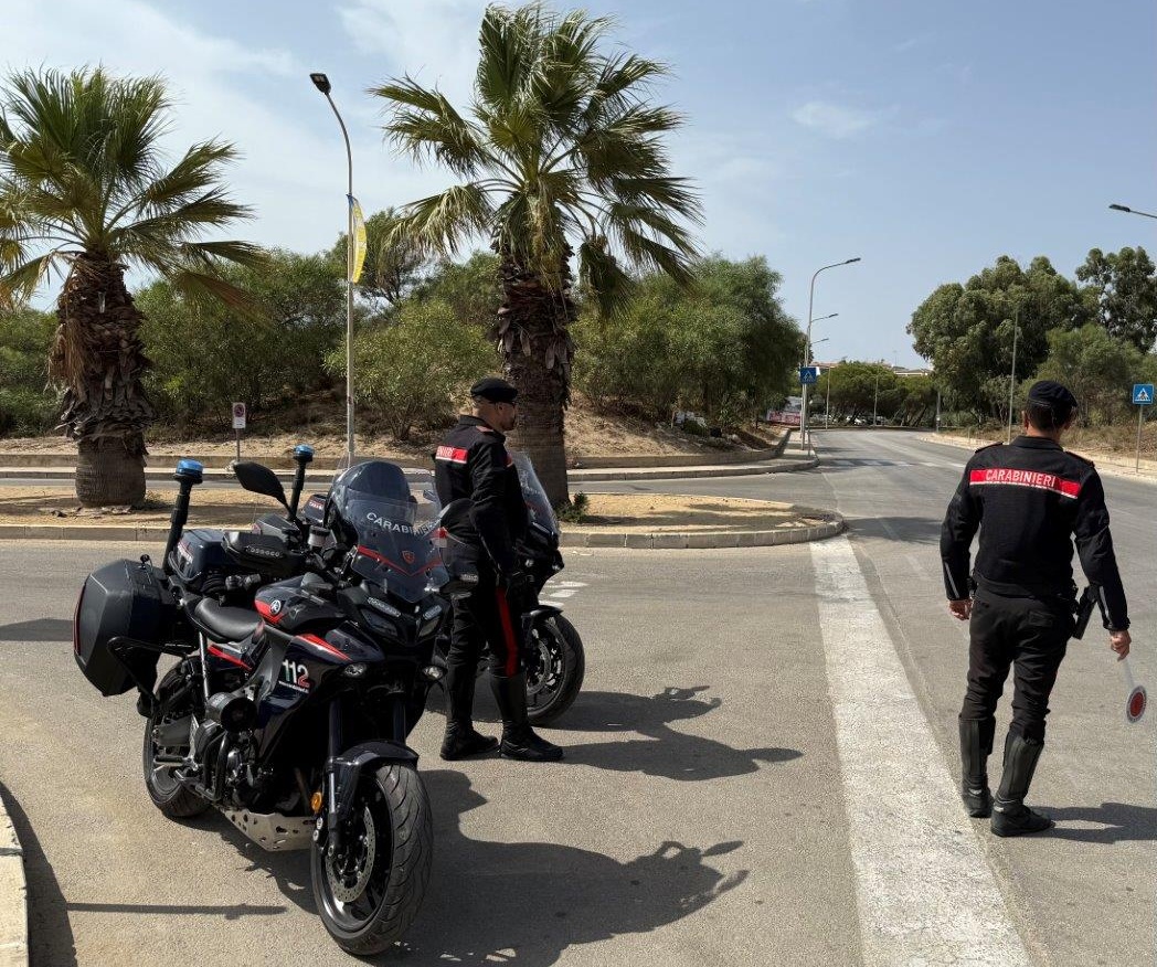 Gela, arrestato un 21enne per spaccio: sequestrato oltre 1 kg di hashish nascosto in casa