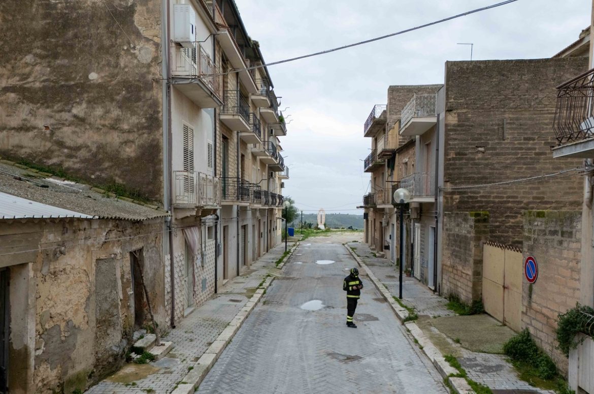 Frana di Niscemi, crolla la croce simbolo della resistenza. Il sindaco “Il nostro cuore è più pesante”