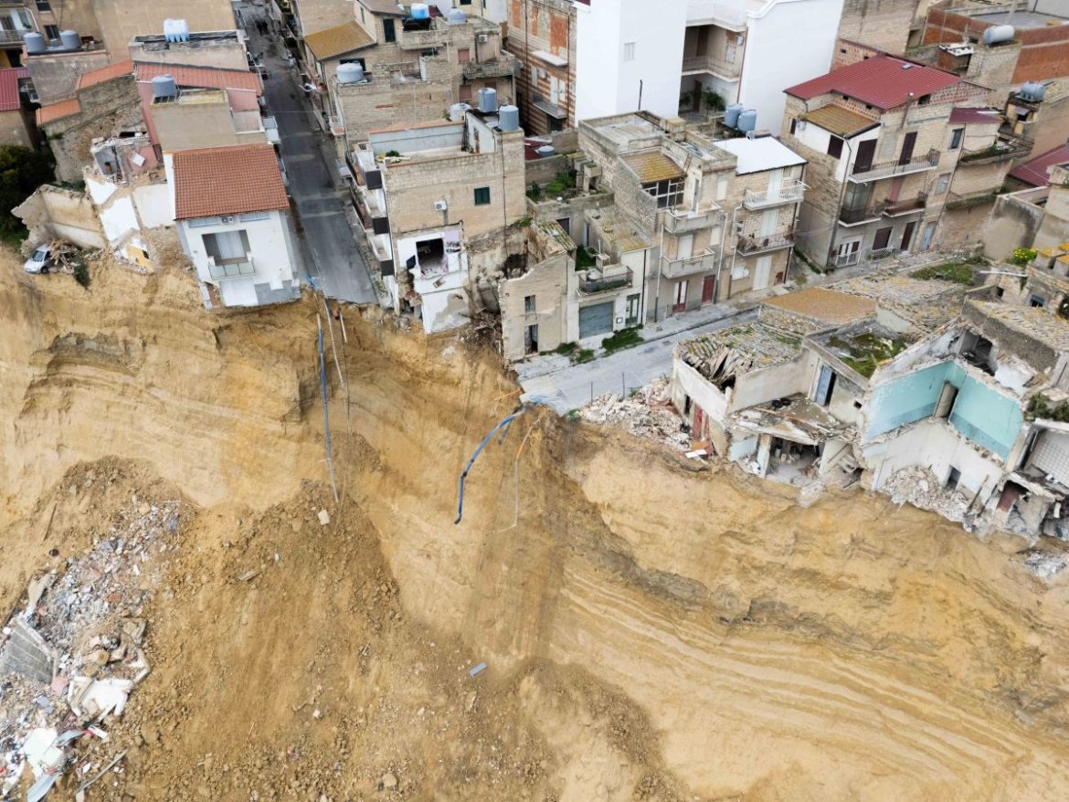 Niscemi, Musumeci “Stop al pagamento delle rate dei mutui”. Ciciliano “Frana più grande di quella del Vajont”