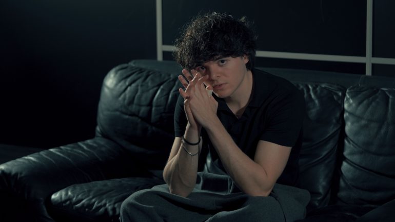 Lorenz Simonetti nel videoclip ufficiale del singolo SE TE NE VAI