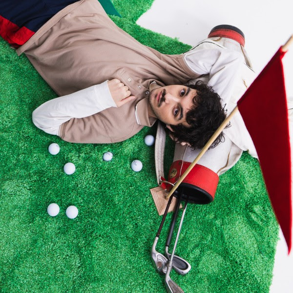 Mazzariello conquista Sanremo 2025 con “Manifestazione d’Amore”: dal successo di Antisommossa al palco dell’Ariston tra le Nuove Proposte.