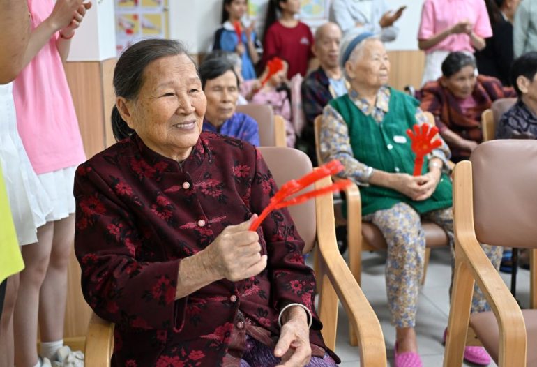 Cina, oltre un milione di anziani beneficiano di sussidi per l’assistenza