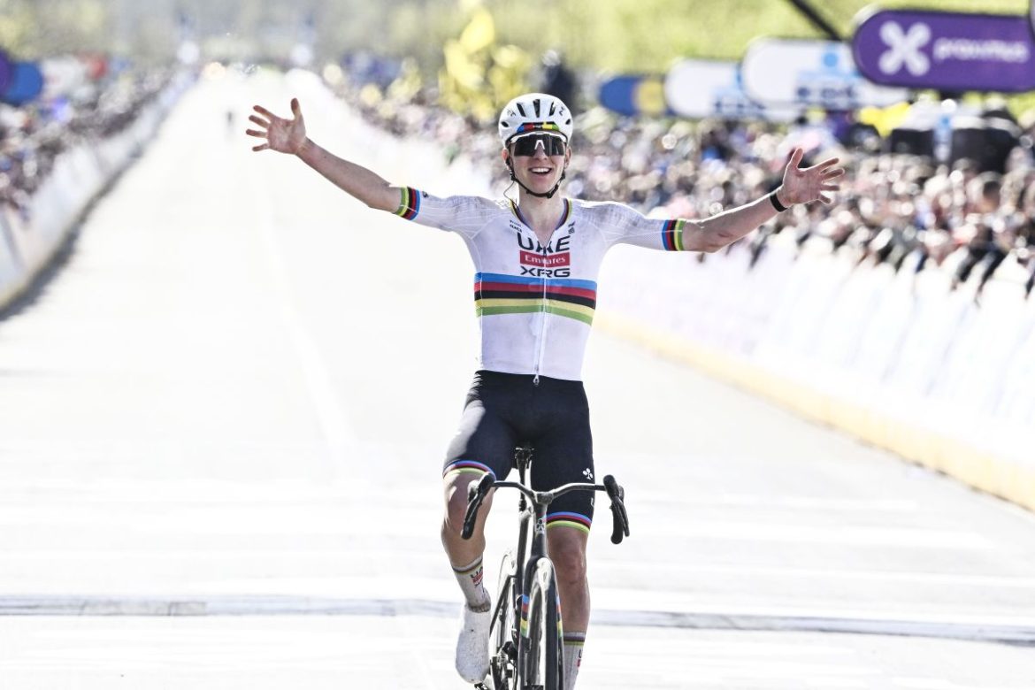 Pogacar vince il Giro delle Fiandre, Van der Poel ed Evenepoel sul podio