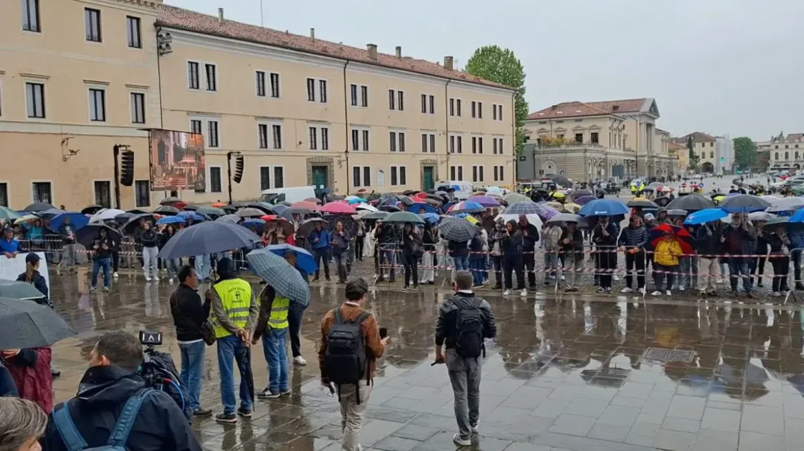 Ultimo saluto ad Alex Zanardi, in migliaia ai funerali di Padova