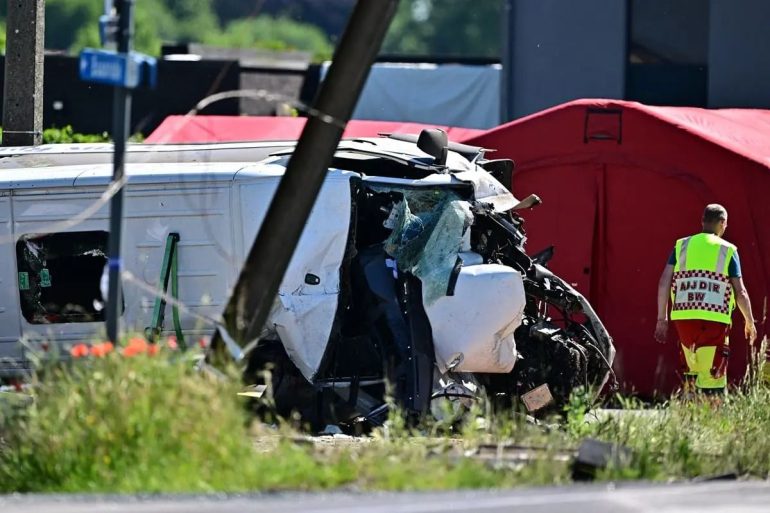 Scuolabus investito da un treno in Belgio, 4 morti tra cui due adolescenti