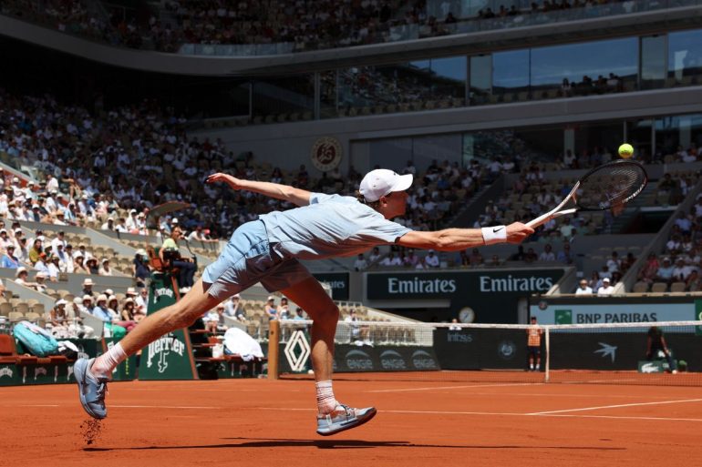 Crollo fisico per Sinner, è fuori al secondo turno del Roland Garros