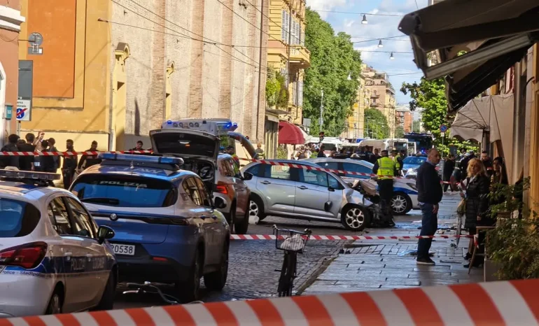 Auto in corsa travolge pedoni a Modena: 8 feriti, 4 sono gravi. Fermato 31enne