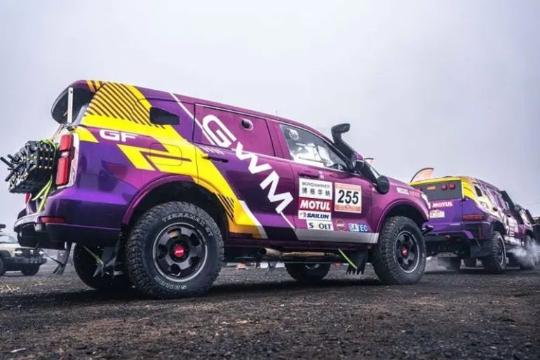 Pilota italiana affronta il Taklimakan Rally su un NEV cinese