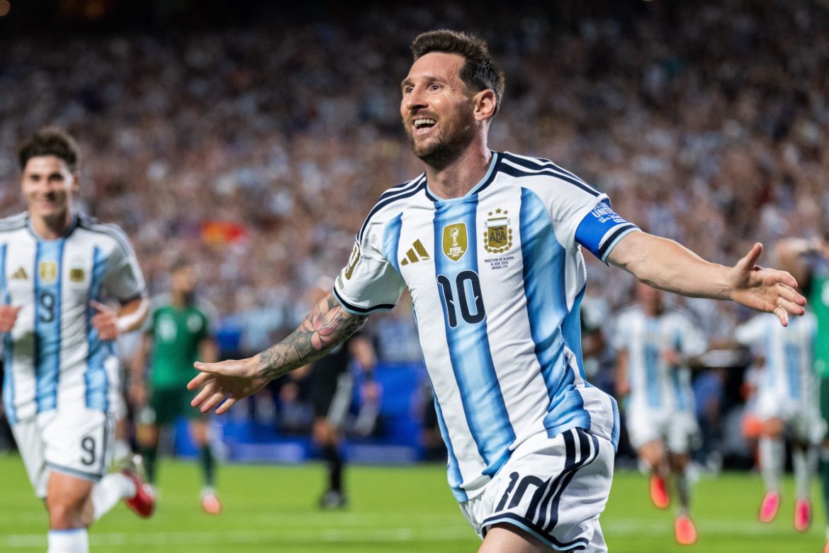 Messi show e l’Argentina vince al debutto, tripletta da record all’Algeria