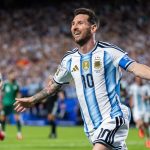 Messi show e l’Argentina vince al debutto, tripletta da record all’Algeria