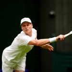 Sinner soffre al debutto a Wimbledon ma batte Kecmanovic in 5 set