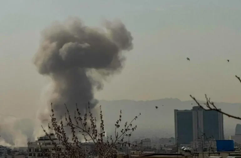 Gli Stati Uniti colpiscono 90 obiettivi in Iran, Teheran attacca basi Usa