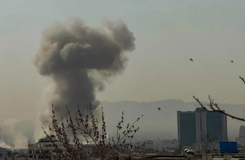 Gli Stati Uniti colpiscono 90 obiettivi in Iran, Teheran attacca basi Usa