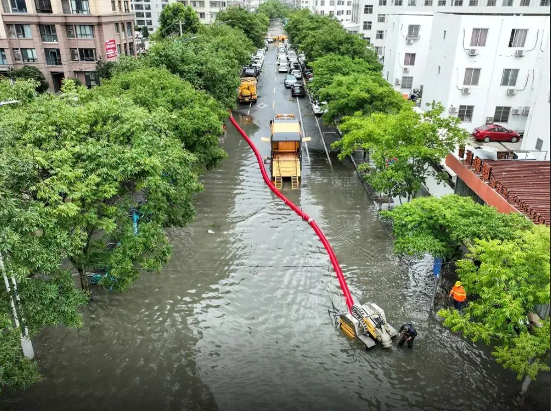 Il tifone Bavi continua a colpire la Cina, Pechino innalza allerta inondazioni