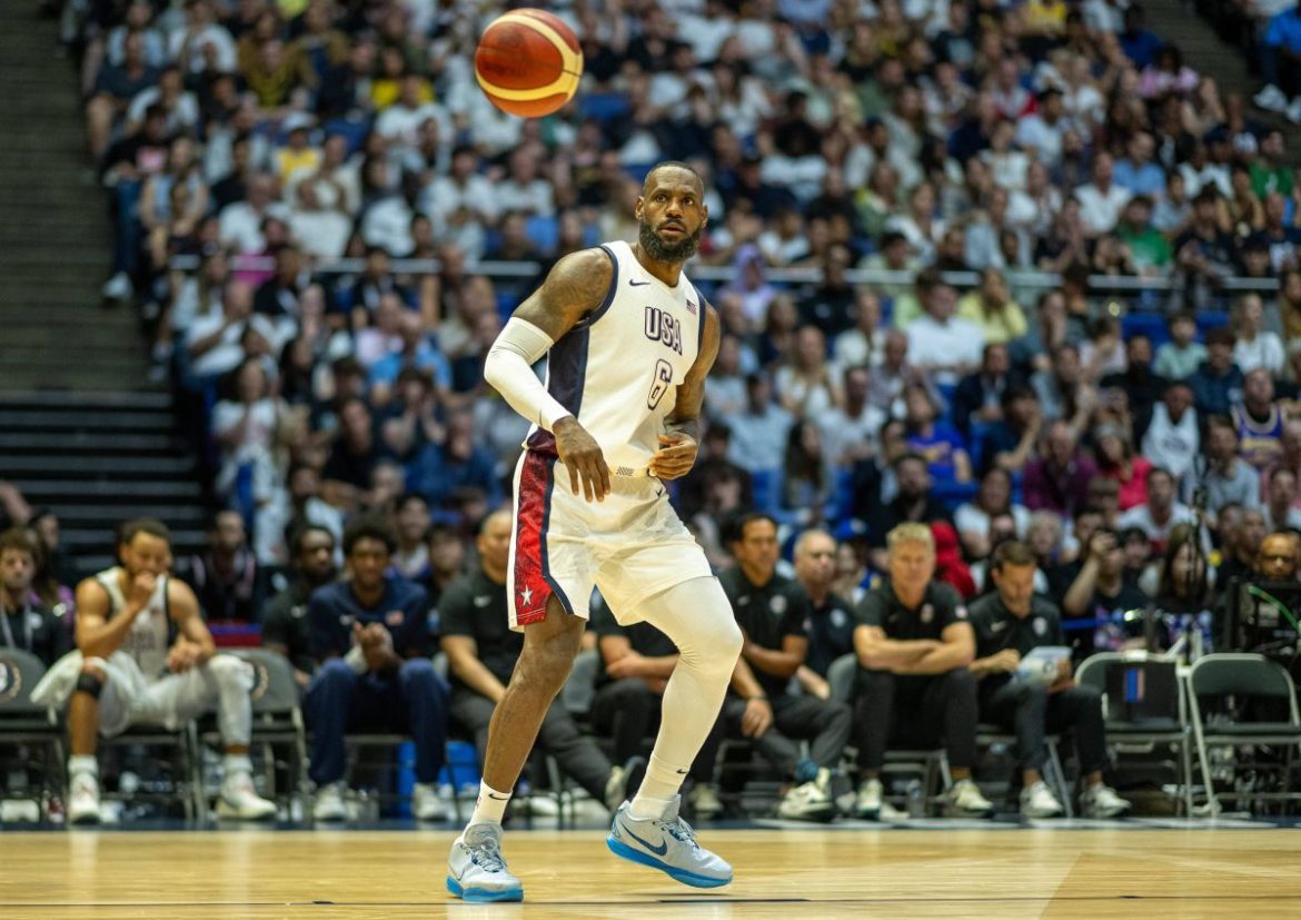 LeBron James giocherà nei Philadelphia 76ers