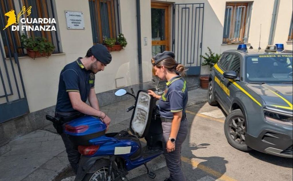 Scooter venduti come bici elettriche, maxi sequestro in tutta Italia