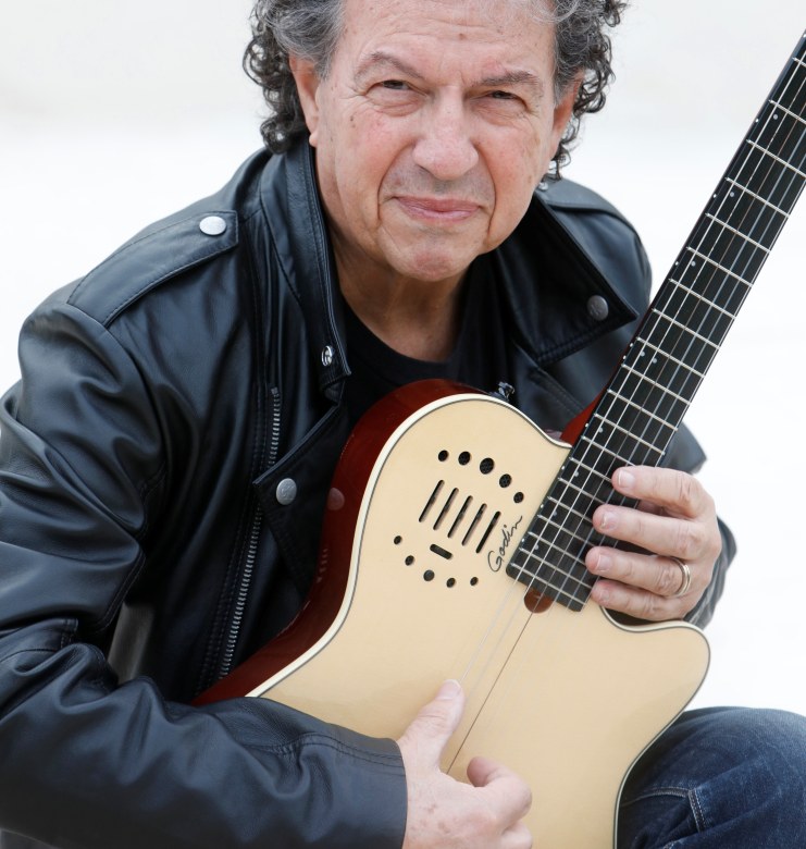 Da venerdì 31 luglio arriva a radio musica italiana "A las çinco de la tarde", il nuovo singolo di Mimmo Cavallo.
Con oltre quarant'anni di carriera, Mimmo Cavallo torna con un progetto che unisce canzone d'autore, identità meridionale e impegno civile, confermando la sua originalità nel panorama musicale italiano.mmo Cavallo
