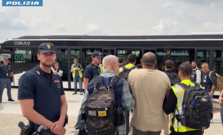 Immigrazione, rimpatriati al Cairo con volo charter 23 egiziani espulsi