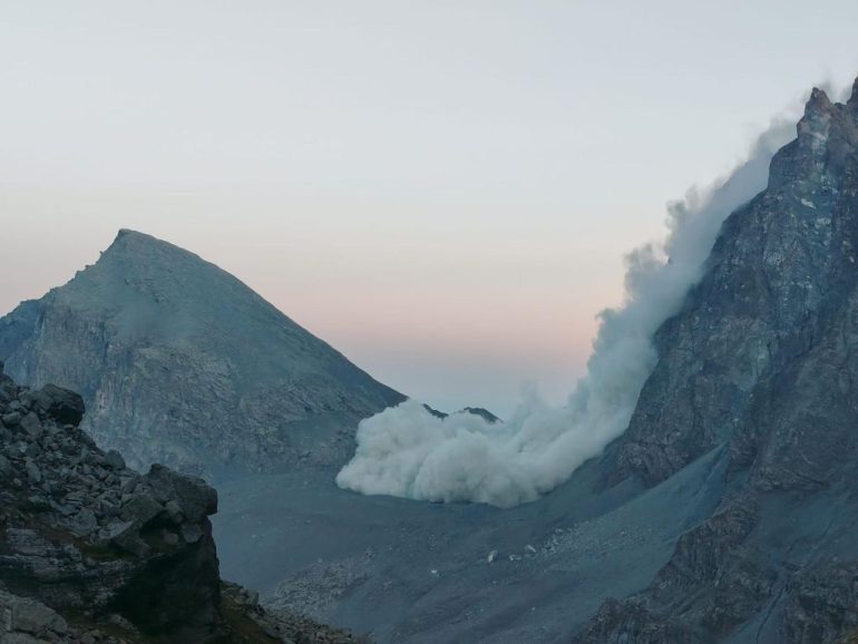 Monviso, frana a ridosso del Rifugio Quintino Sella. Si cerca un escursionista
