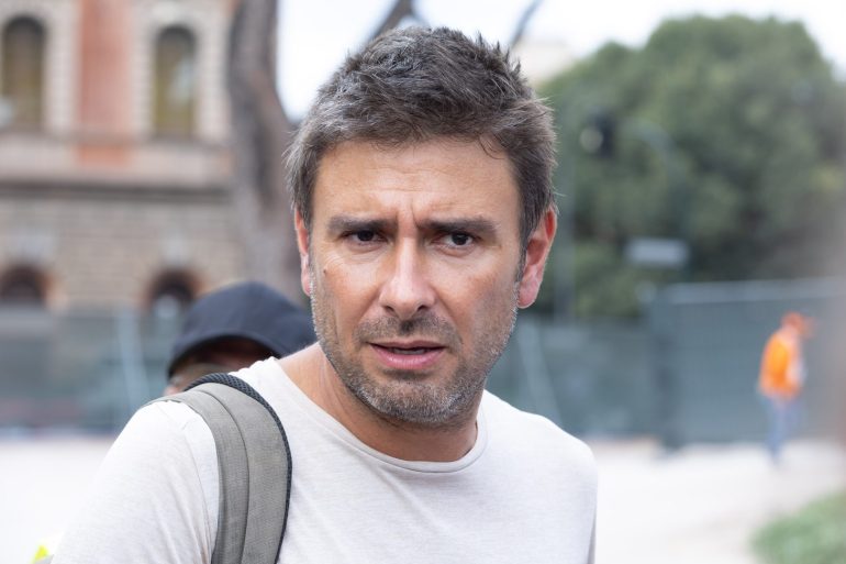Rinviato il rientro di Alessandro Di Battista in Italia, è stato operato a Cuba