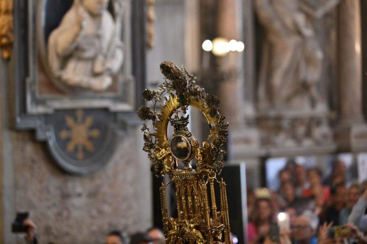 A Napoli si ripete il miracolo della liquefazione del sangue di San Gennaro
