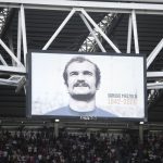 Tifosi di spalle durante il minuto di silenzio per Mazzola, Juventus multata