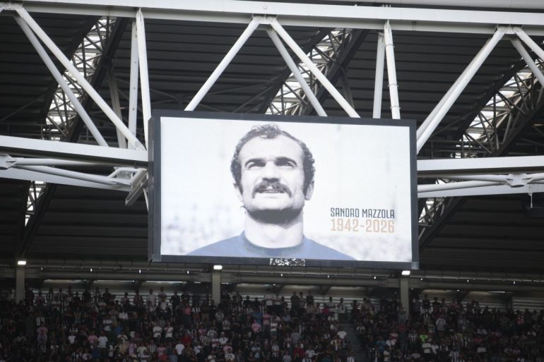 Tifosi di spalle durante il minuto di silenzio per Mazzola, Juventus multata