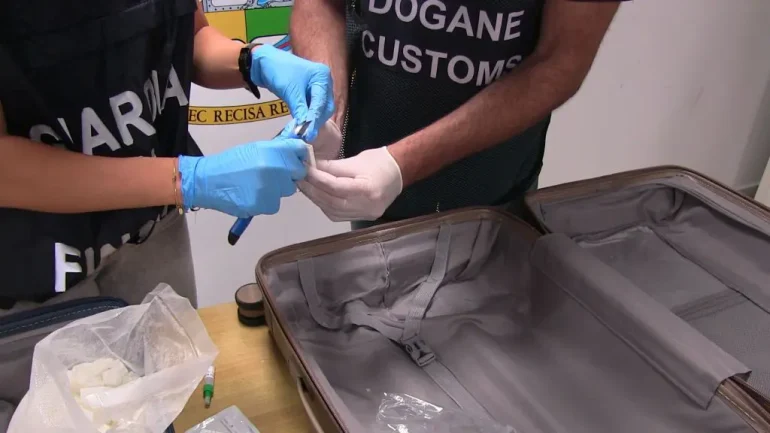 Trasportavano 50 chili di ketamina nei bagagli, tre arresti a Fiumicino