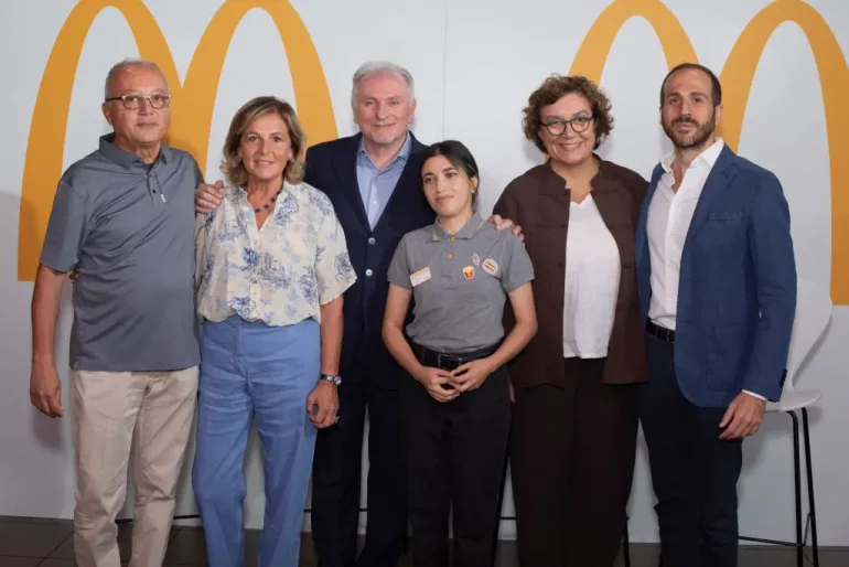 Inclusione e futuro, giovani rifugiati al lavoro nei ristoranti McDonald’s di Roma