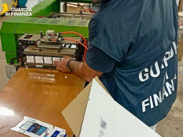 A Viterbo smantellata fabbrica di sigarette di contrabbando, 8 arresti